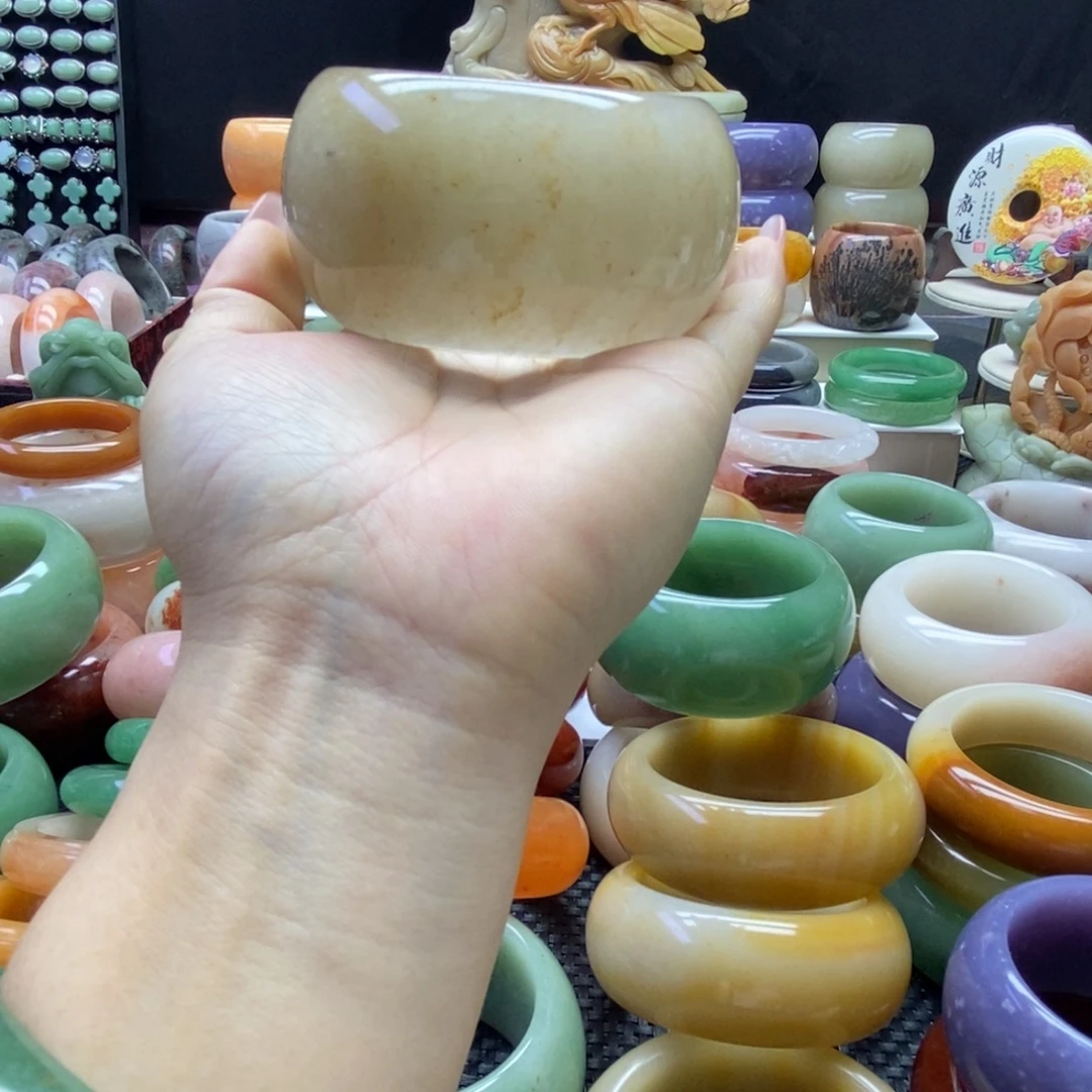 郑***钱石英质玉未镶嵌手镯