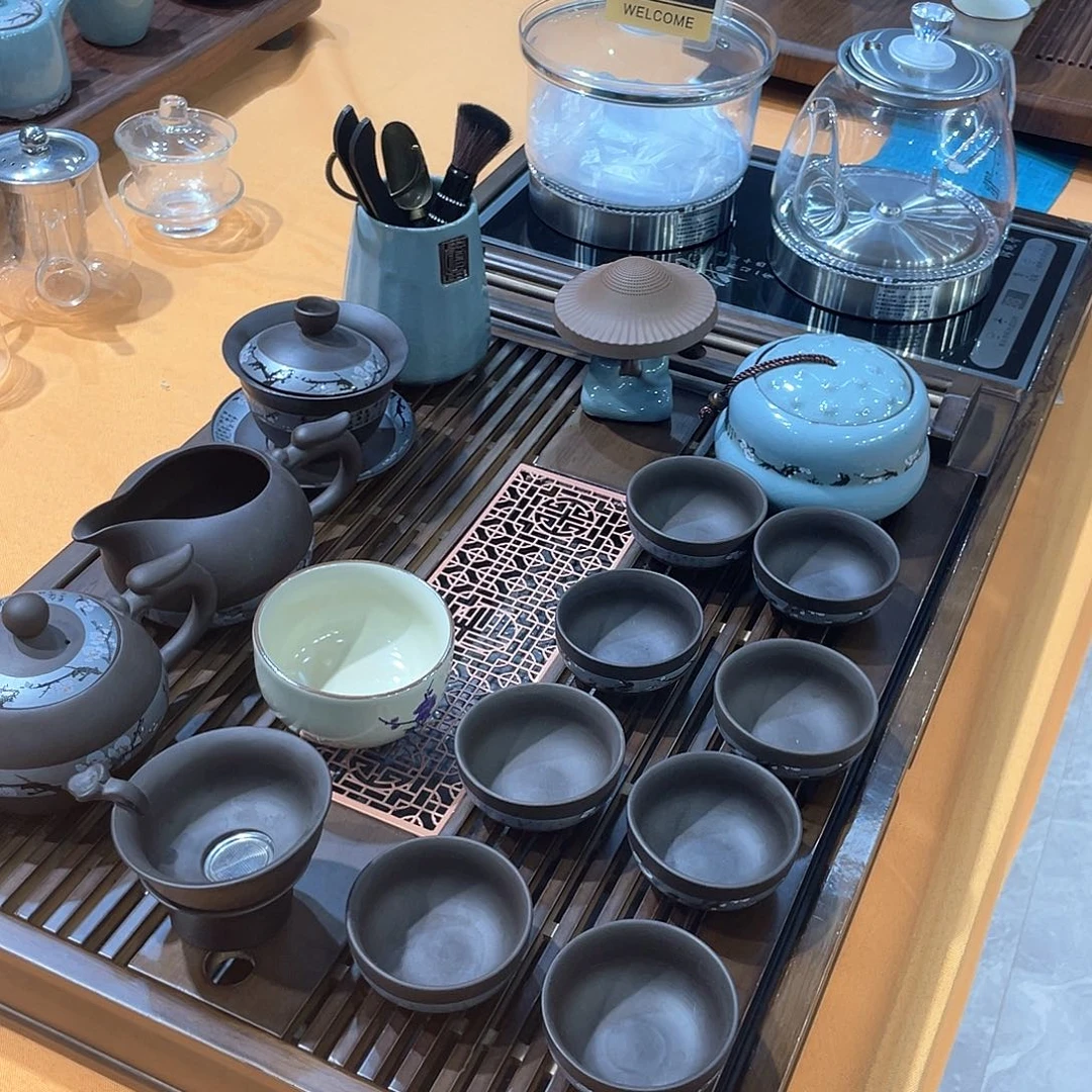 茶盘上有很多个字写了个词
