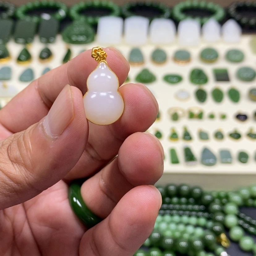 【闪购商品】颈饰18K金镶嵌和田玉旺*芬