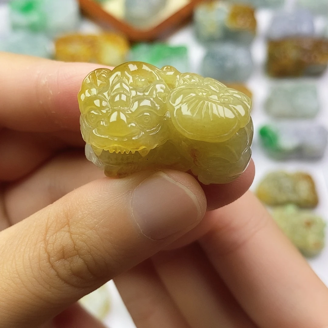 翡翠未镶嵌颈饰貔貅