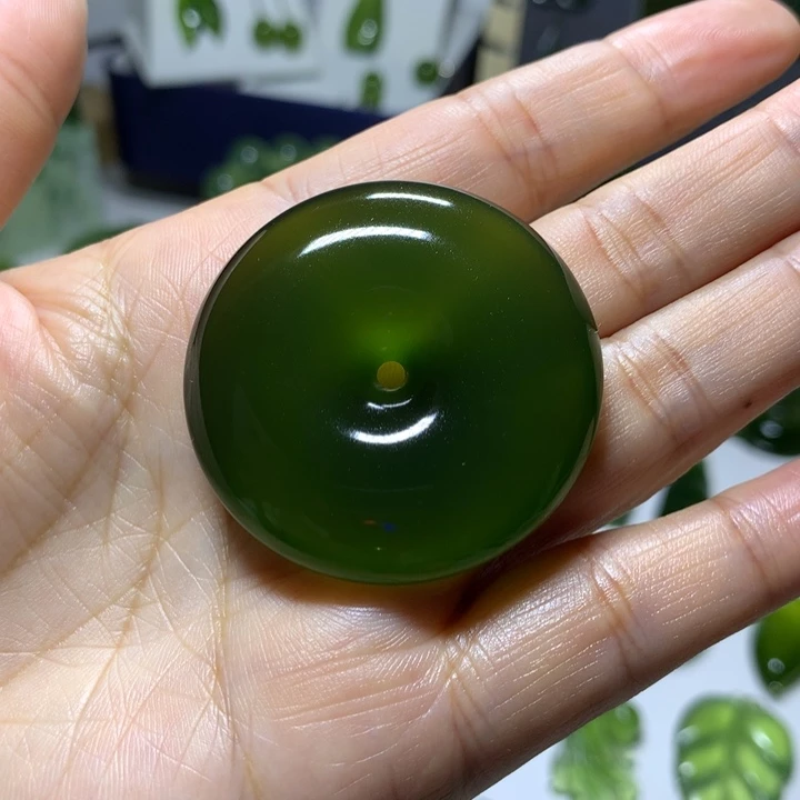 用***9岫玉未镶嵌颈饰吊坠