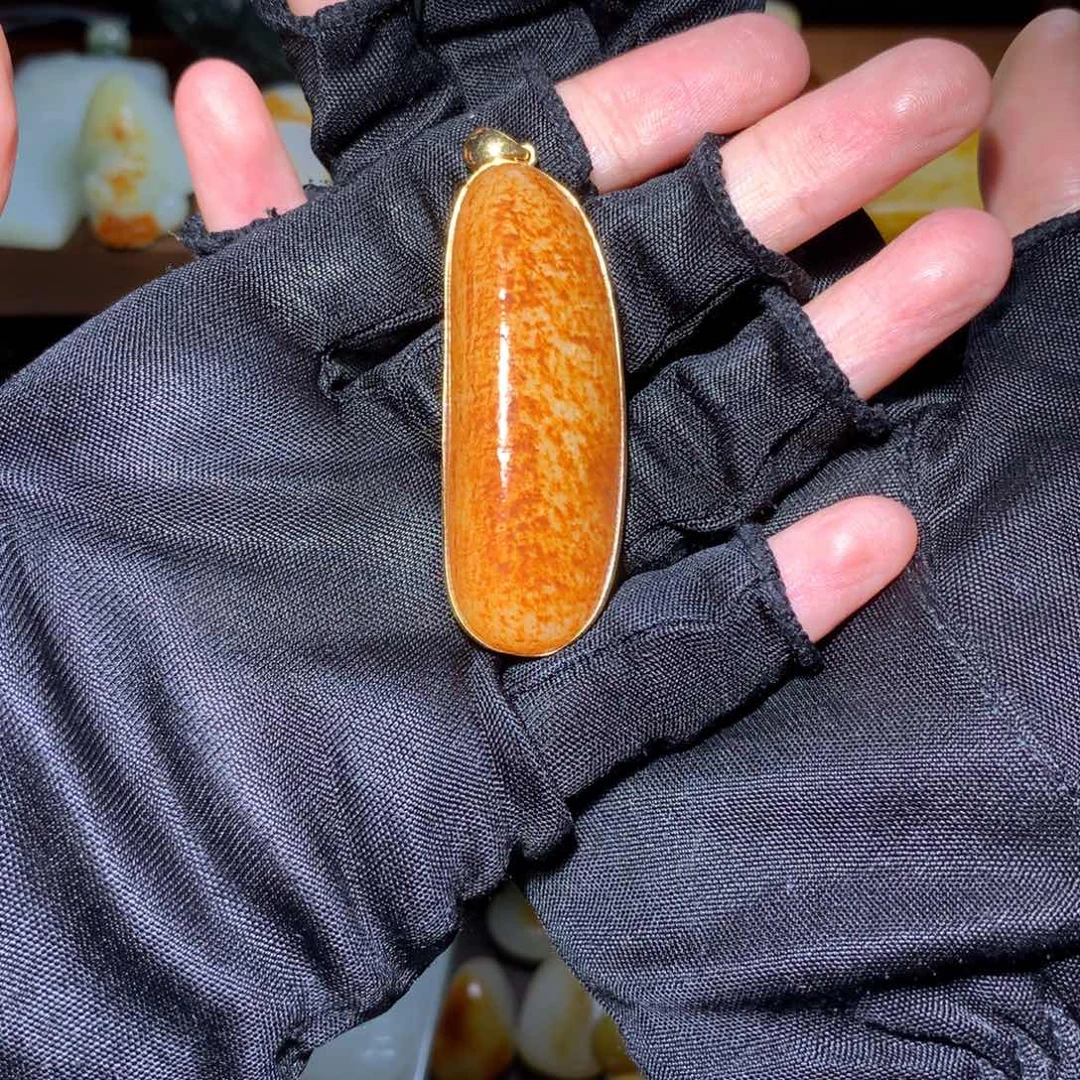 W***G和田玉18K金镶嵌颈饰