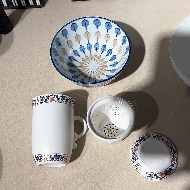 瓷5.5碗杏4只，水杯一只