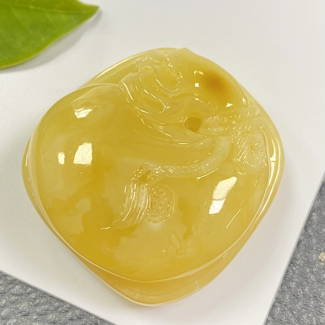 「戴琴珠宝」Q1176-蜜蜡雕刻件吊坠（多样性发其一）