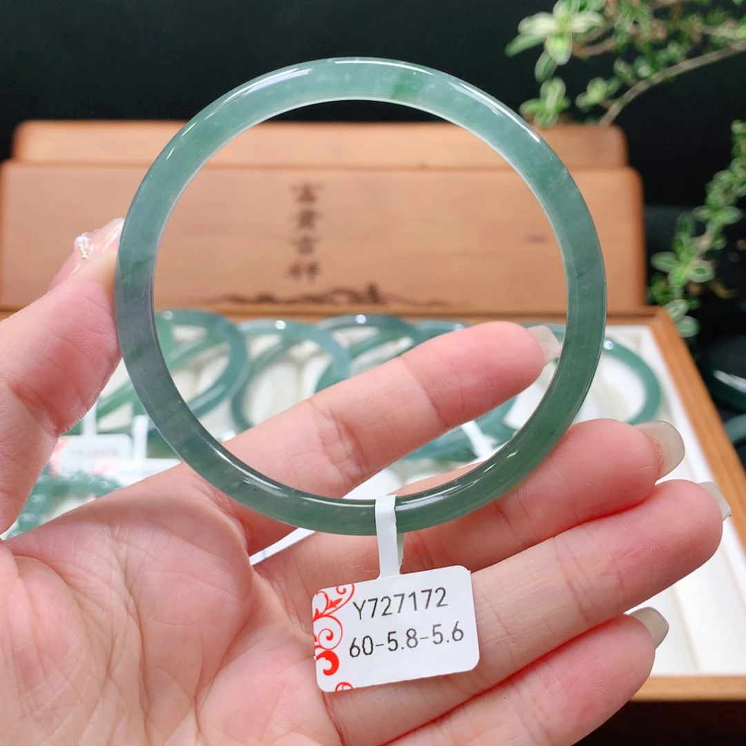 翡翠手镯未镶嵌天然