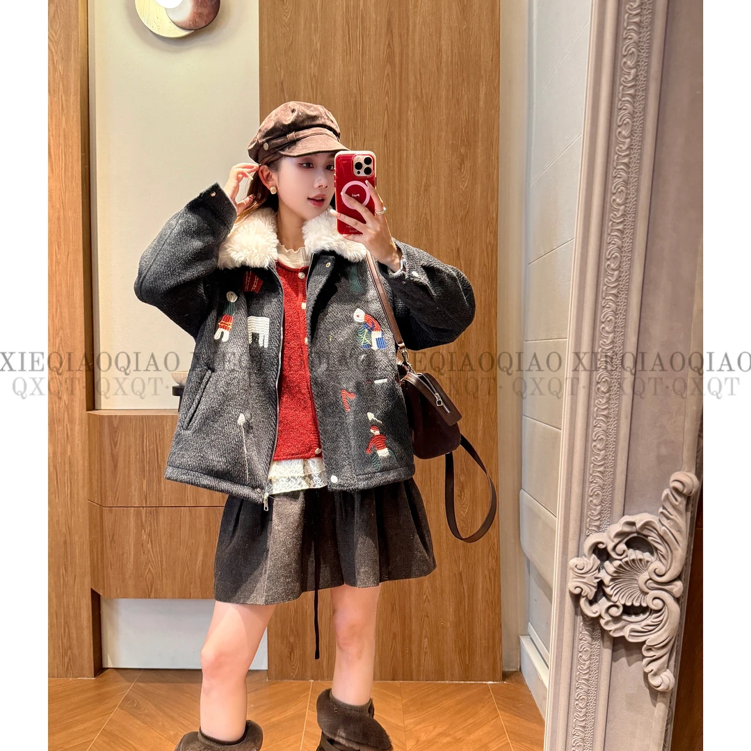 谢荞荞「童话手帐」90白鸭绒冬季款可拆卸毛领卡通刺绣宽松羽绒外套