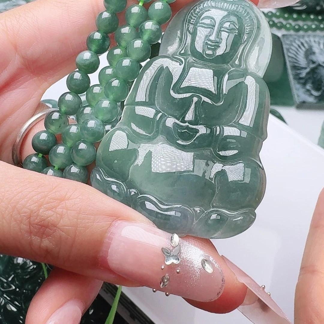 翡翠未镶嵌颈饰多样性发其一