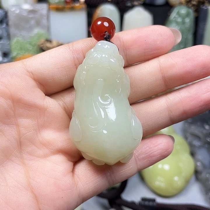 心***成和田玉未镶嵌颈饰