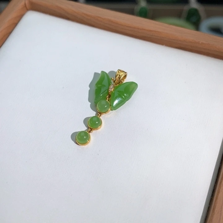 颈饰18K金镶嵌和田玉（碧玉）