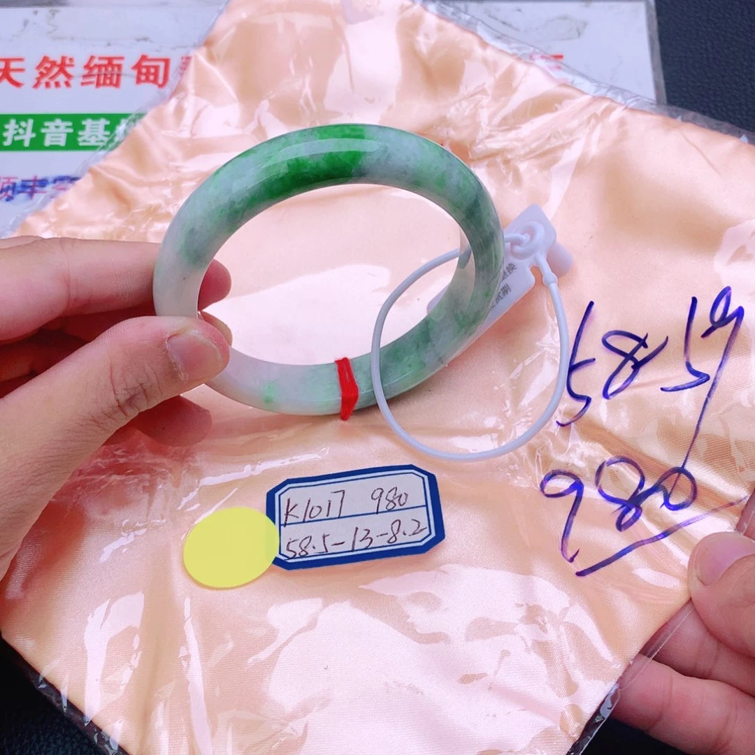 翡翠手镯未镶嵌翡翠