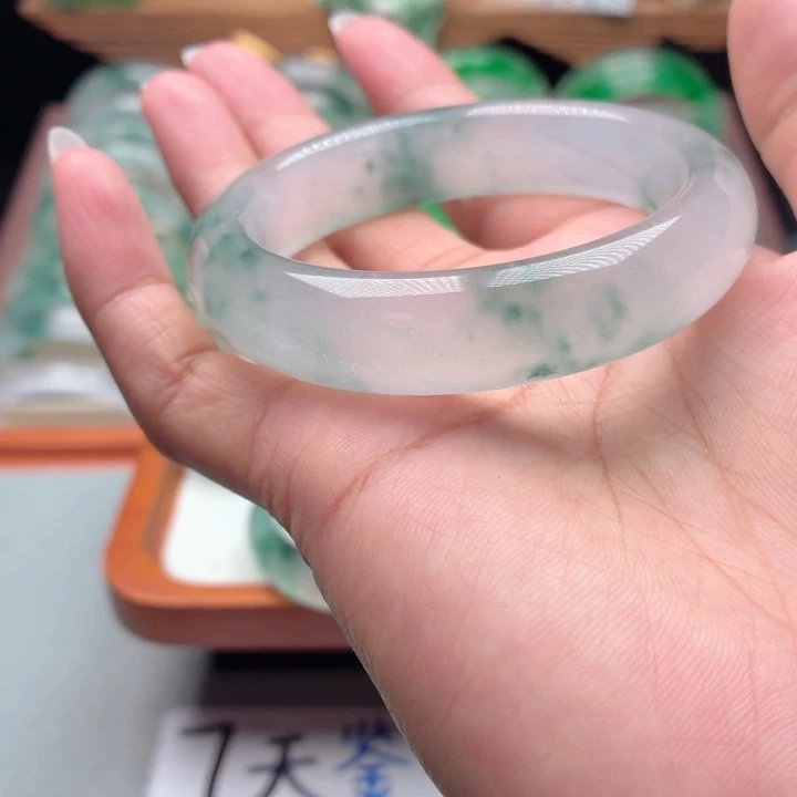 小***飞石英质玉未镶嵌手镯