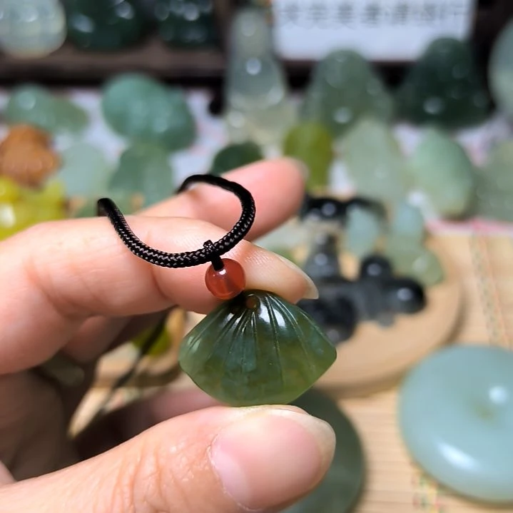 蛇纹石玉颈饰未镶嵌胖*财