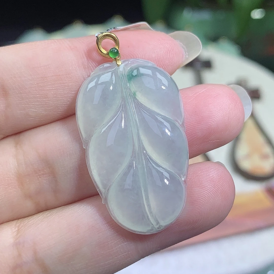 6.78g缅甸天然翡翠A货冰种飘绿叶子18k金扣头吊坠35×21.9×5mm