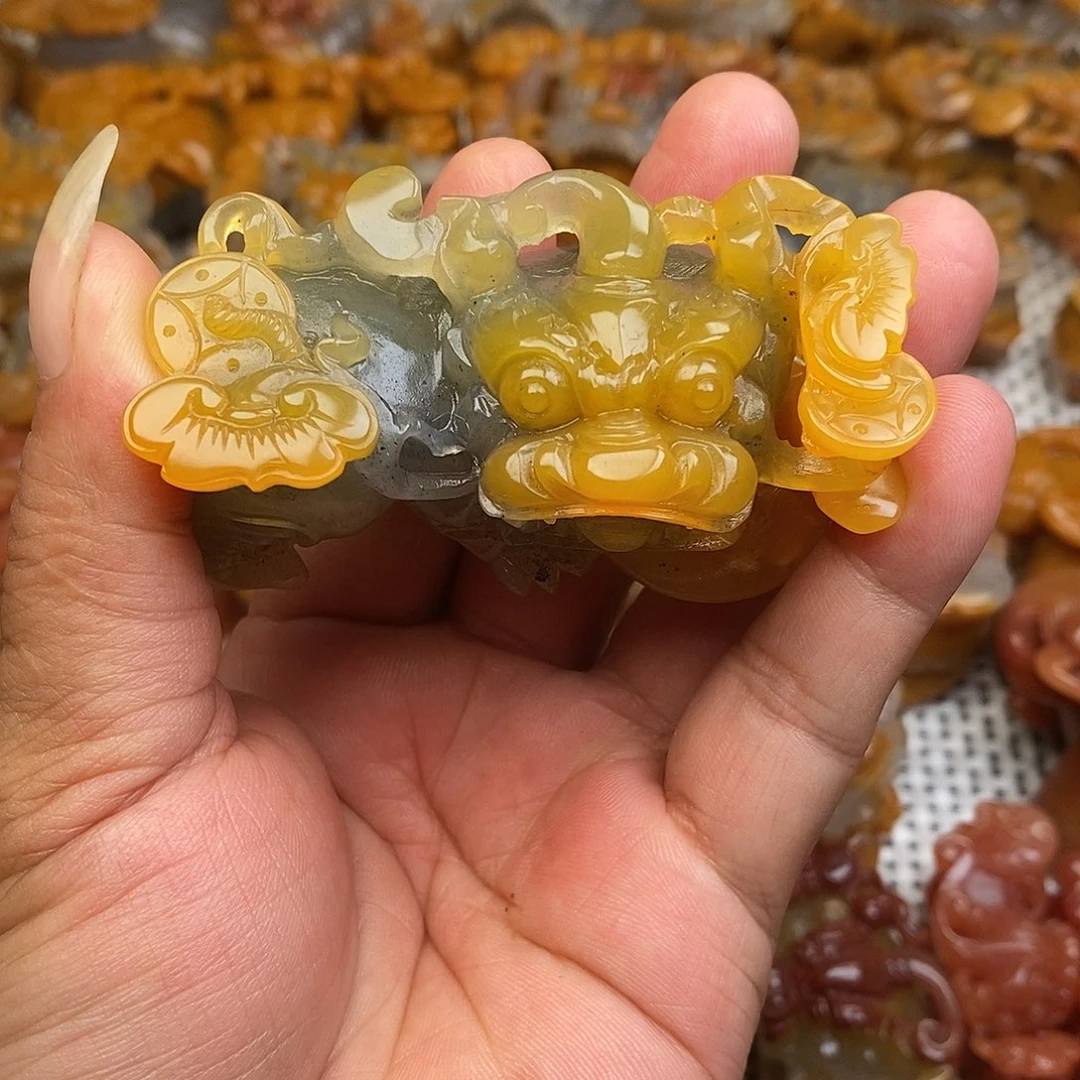 石英质玉（黄龙玉）未镶嵌颈饰