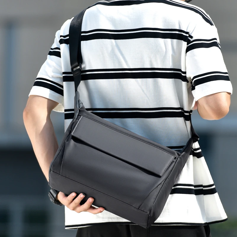 韩版简约男士斜挎包休闲多功能横款方形防水单肩包轻便大容量包袋