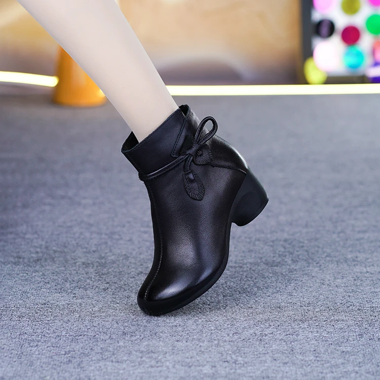 88962新款真皮软面复古女靴头层牛皮圆头粗跟休闲百搭气质时装靴