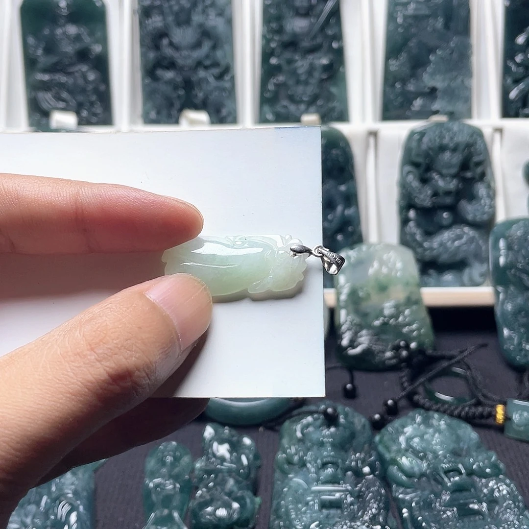 翡翠未镶嵌颈饰福瓜