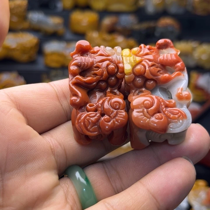 石英质玉（黄龙玉）未镶嵌颈饰