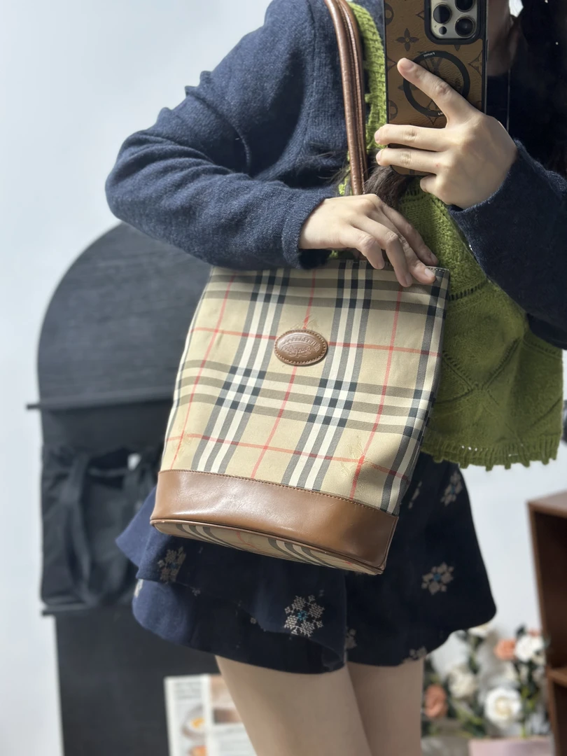 95新 BURBERRY/博柏利 战马水桶包/sk681