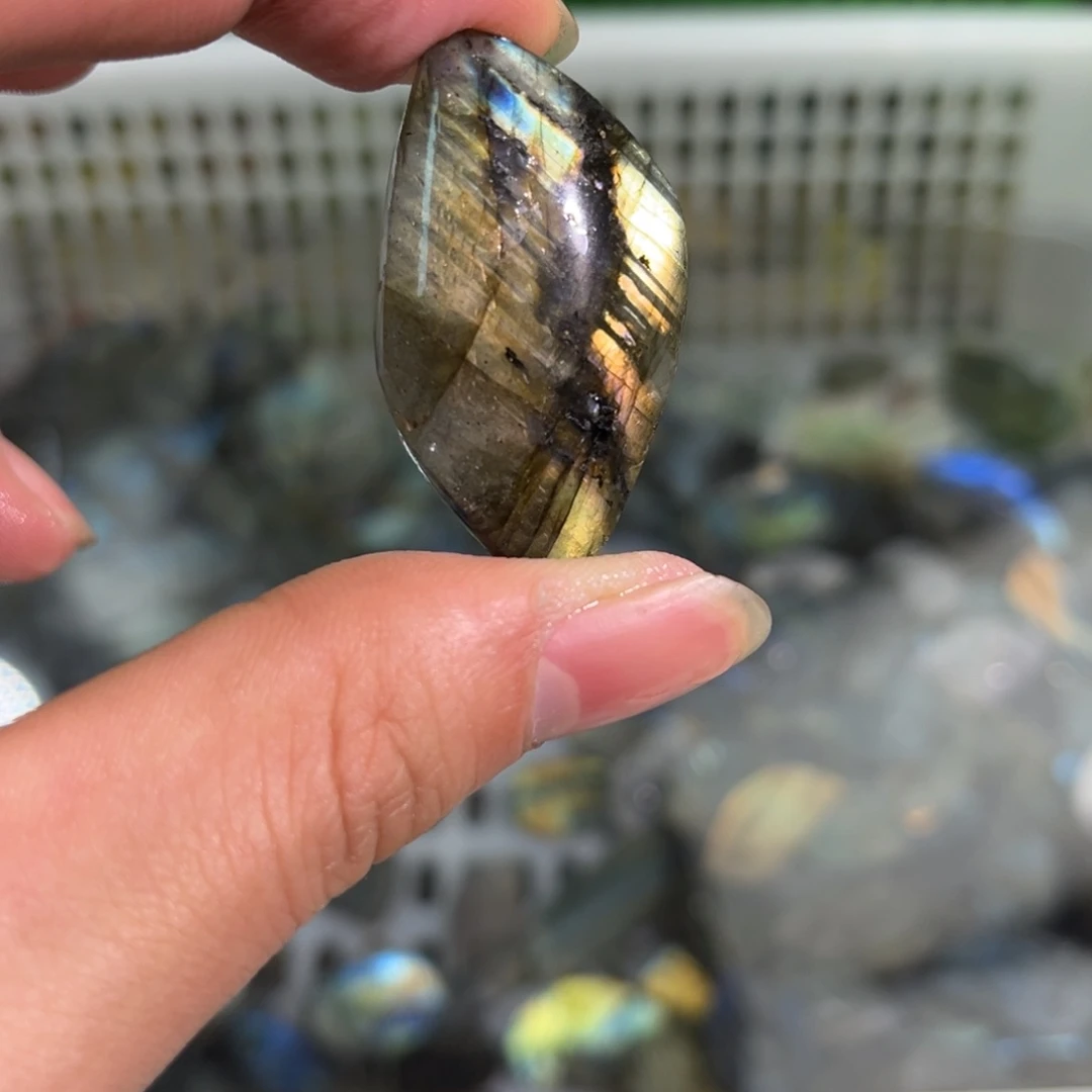 拉长石吊坠未镶嵌数****?