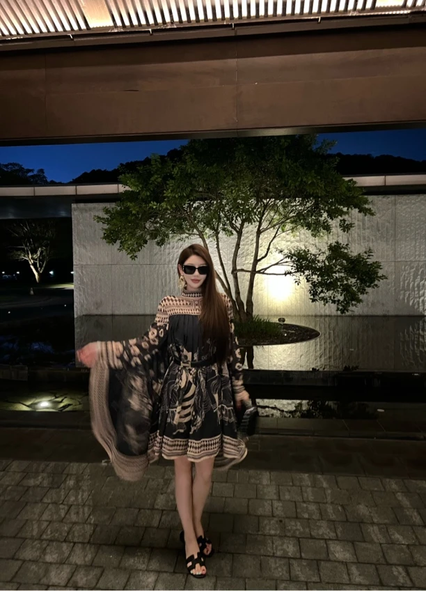 【美女专属】鎏金黑耀设计感高定印花蝙蝠袖显瘦立领连衣裙