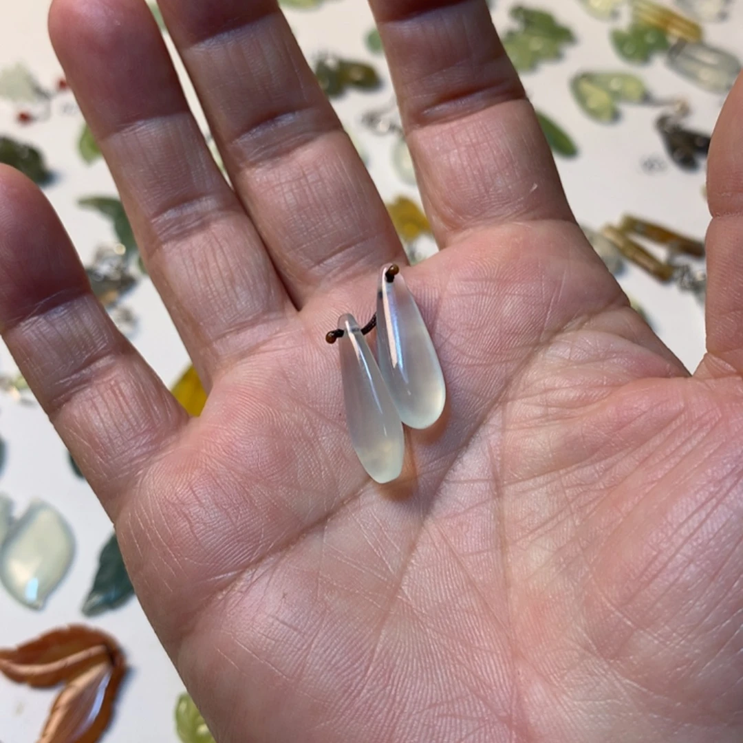 恰***分蛇纹石玉未镶嵌耳环