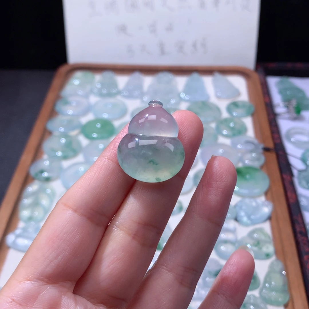 颈饰未镶嵌翡翠冰种飘花大葫芦