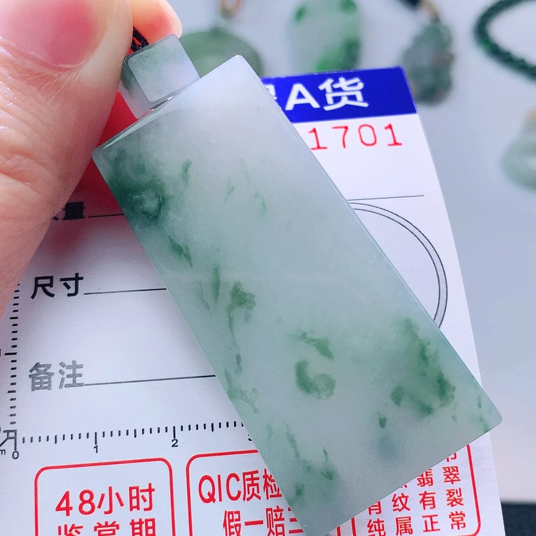 翡翠未镶嵌颈饰吊坠