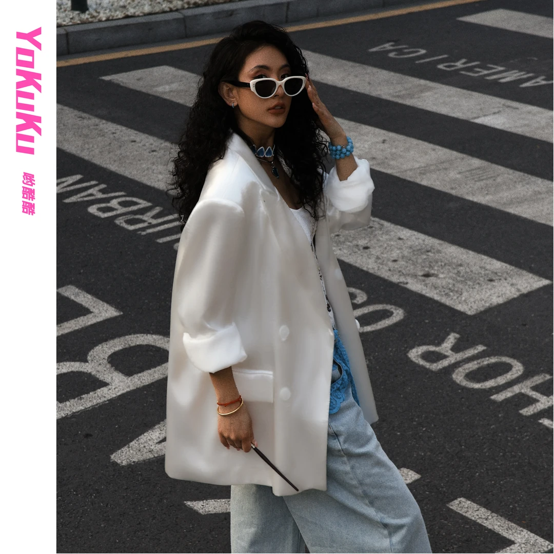 哟酷酷（自在松弛）时尚简约高级压皱肌理感缎面廓形西装外套