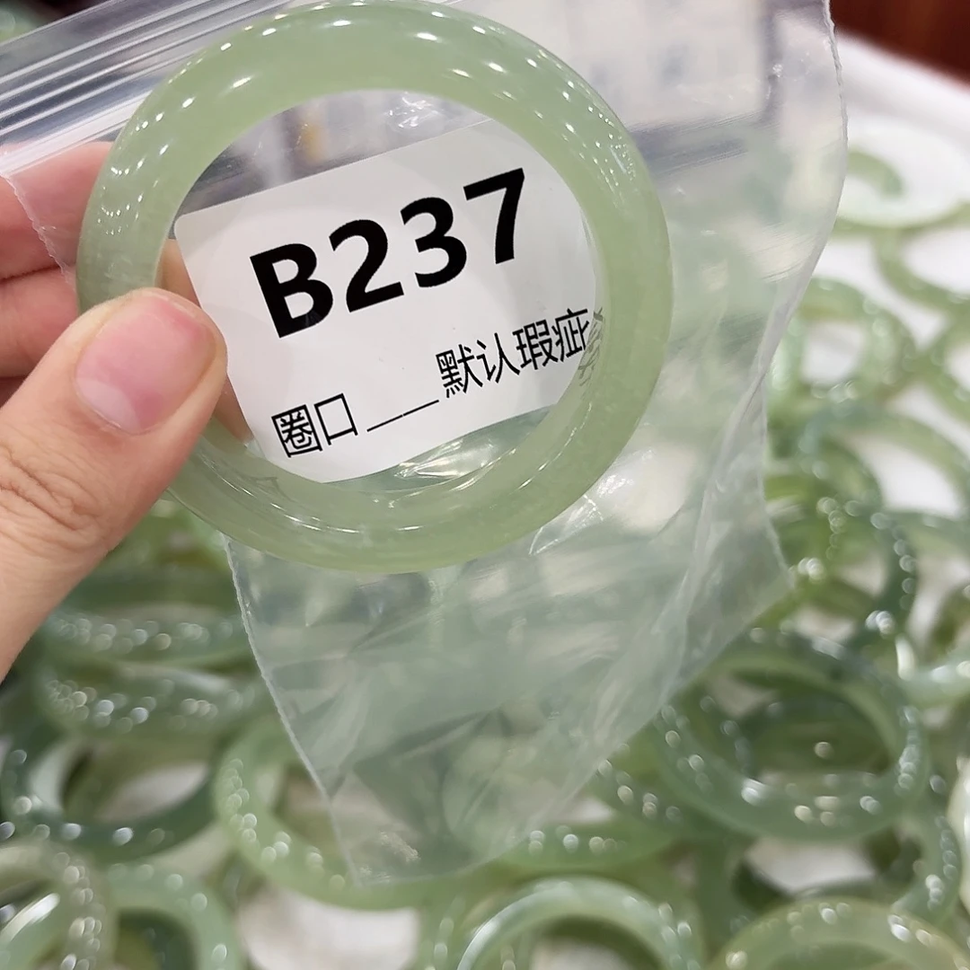 梁***o蛇纹石玉未镶嵌手镯
