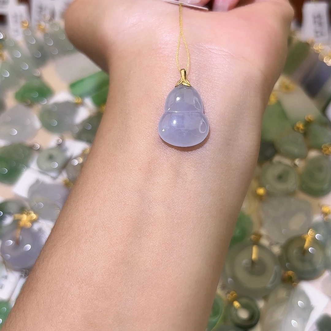 翡翠18K金镶嵌颈饰葫芦