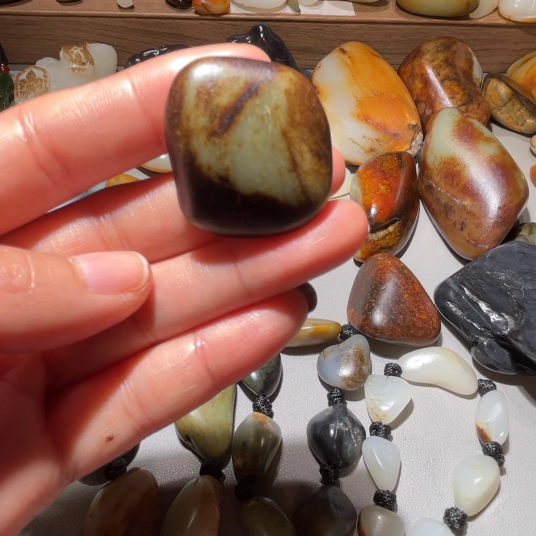 和田玉（糖玉）未镶嵌挂件和田玉17克