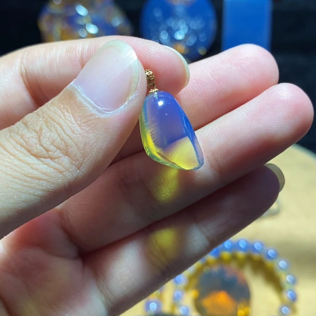 琥珀18K金镶嵌裸石多米尼加蓝珀吊坠