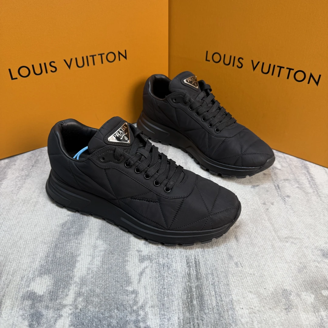 95新 Prada/普拉达 特价款黑色尼龙布倒三角钢标运动鞋/39.5欧码