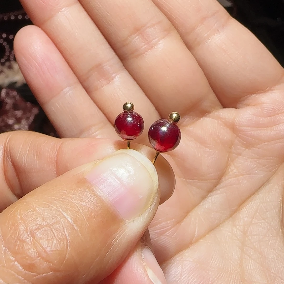 阳***道天然辰砂单晶体耳钉2.1克