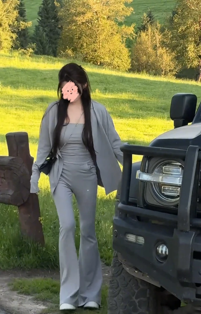 新款百搭灰色吊带背心开衫外套微喇叭长裤女慵懒风高级感套装