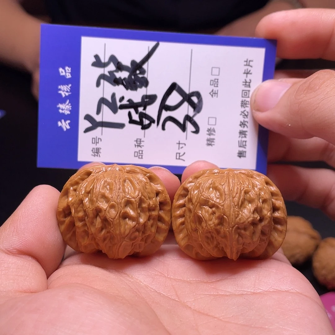 小***哥吊坠文玩核桃文玩