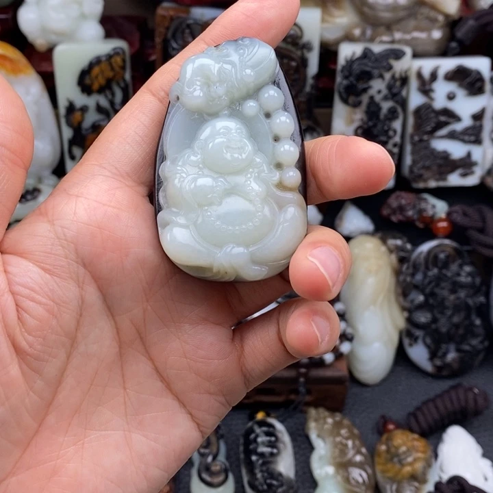 童***心和田玉未镶嵌颈饰