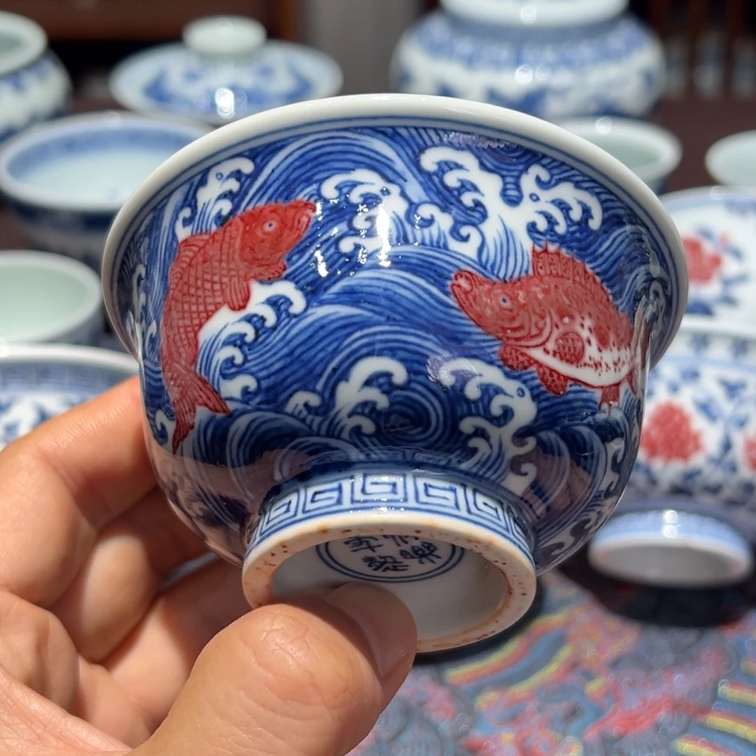 陶精品青花釉里红江崖海水鱼压手杯口径约9.3厘米