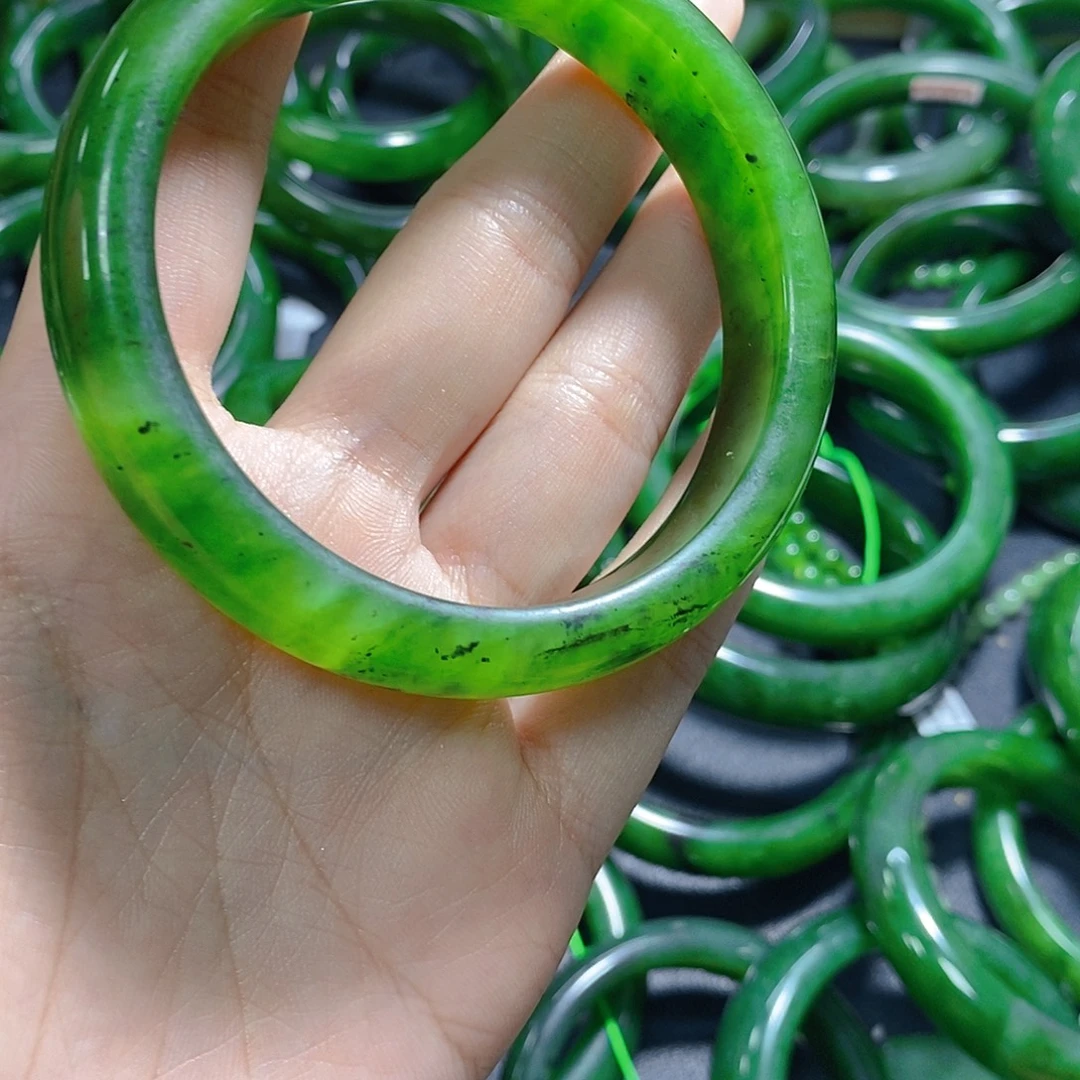 沐***…和田玉（碧玉）未镶嵌手链