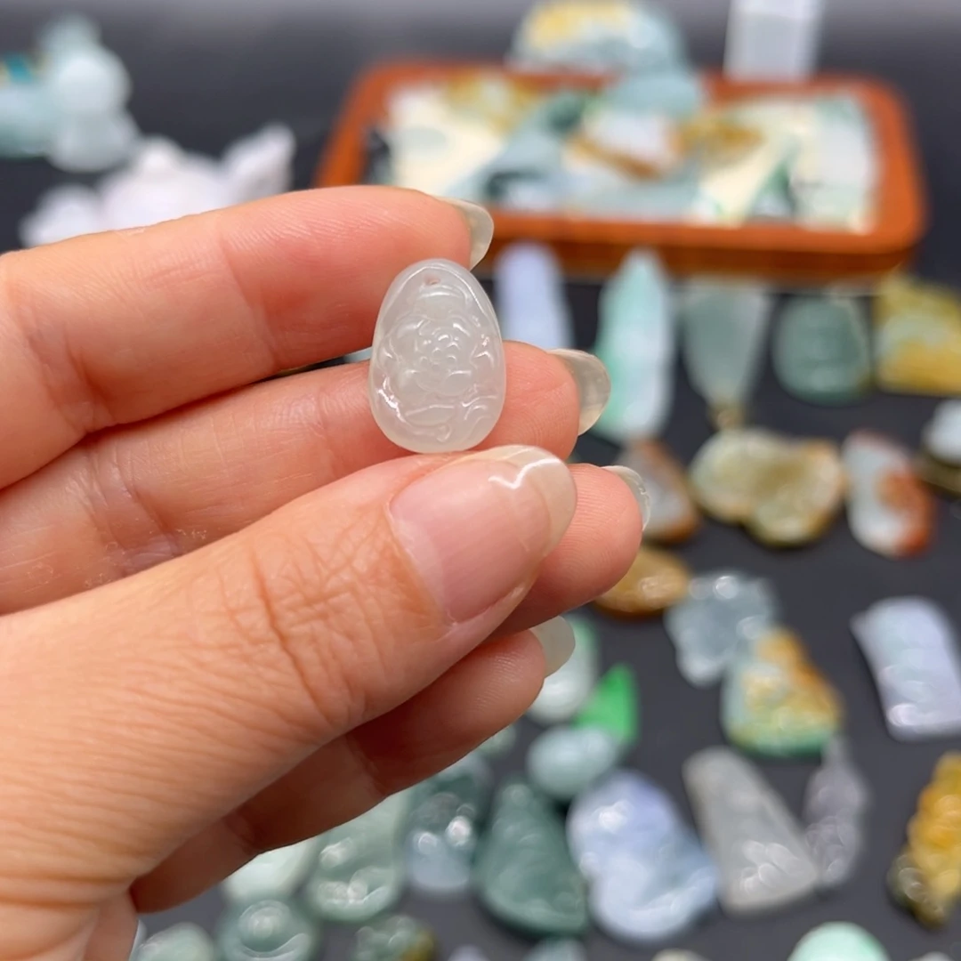 翡翠未镶嵌颈饰莲花