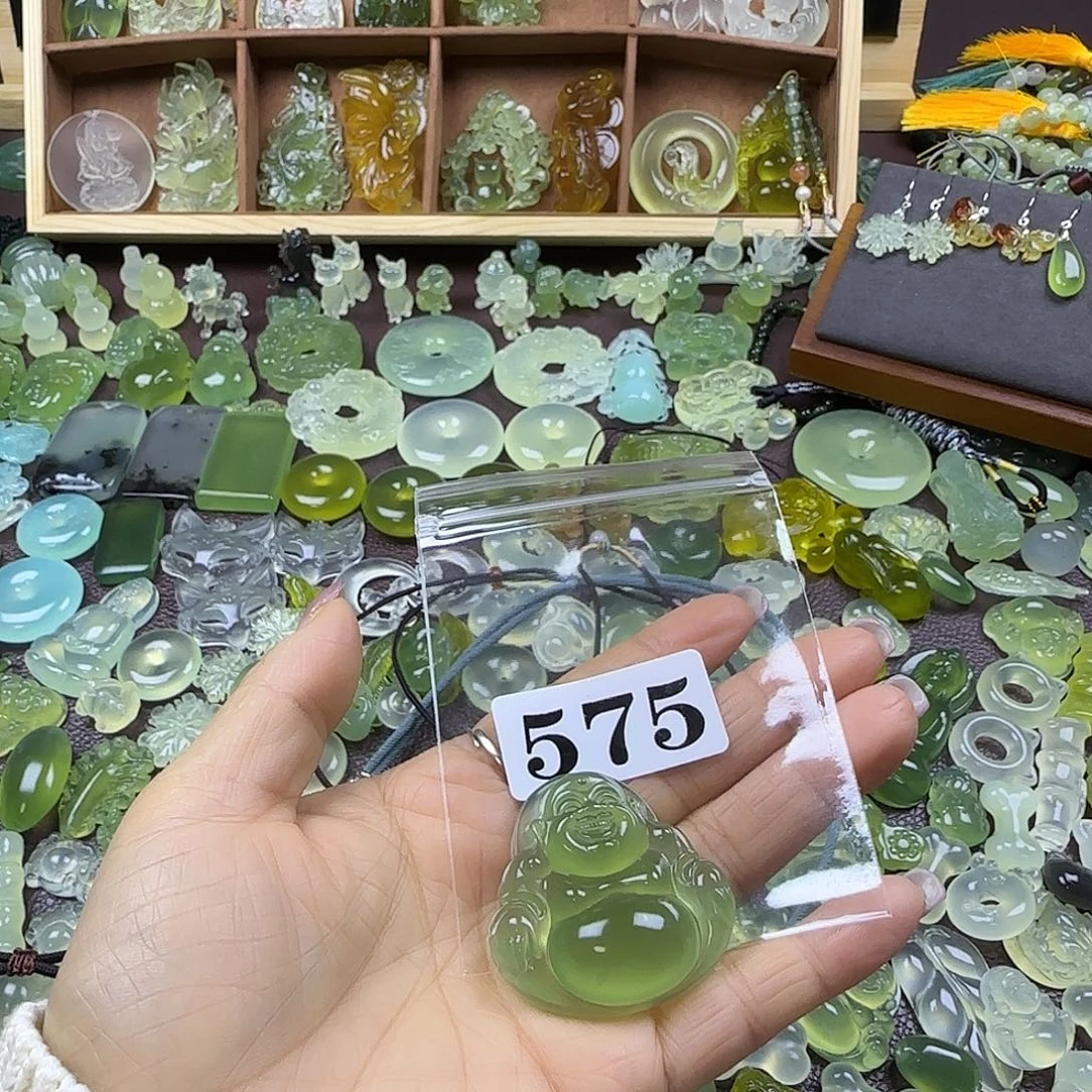 偏***.蛇纹石玉未镶嵌岫玉吊坠