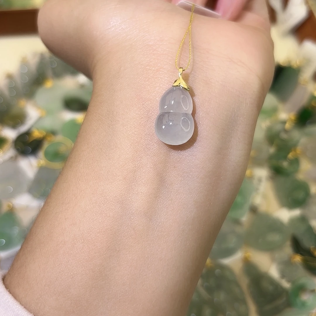 翡翠18K金镶嵌颈饰葫芦