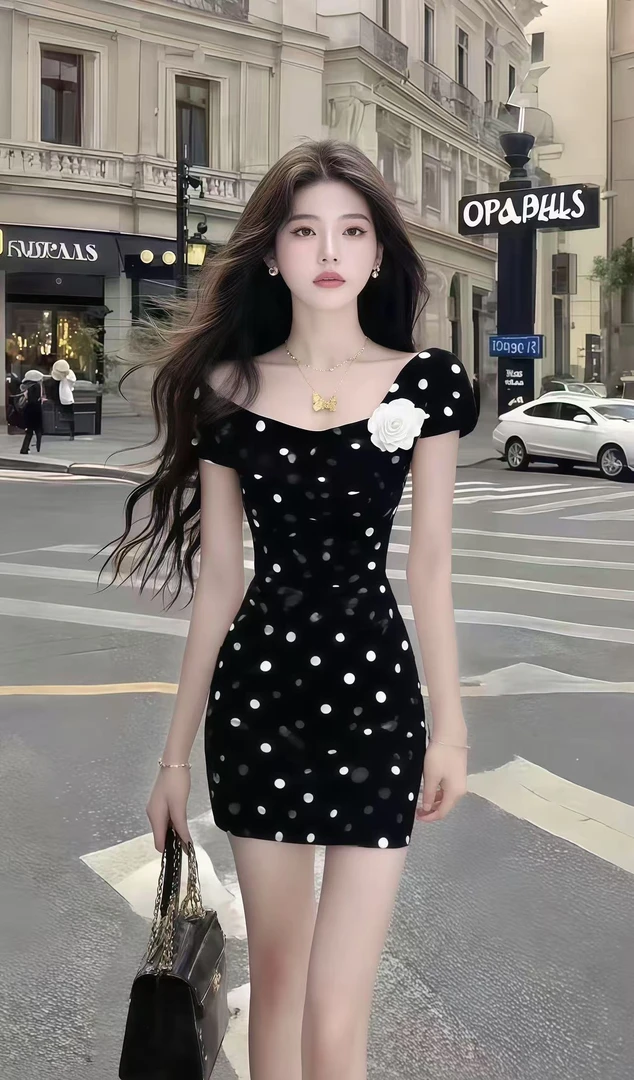 小个子温柔纯欲风不规则修身波点收腰包臀黑色连衣裙女时尚短裙