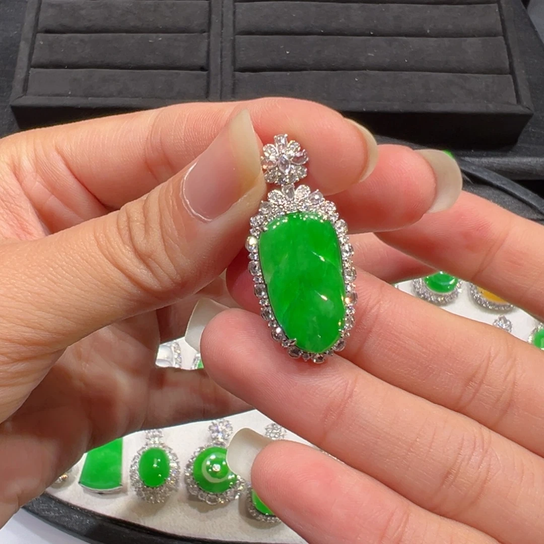 翡翠18K金镶嵌颈饰