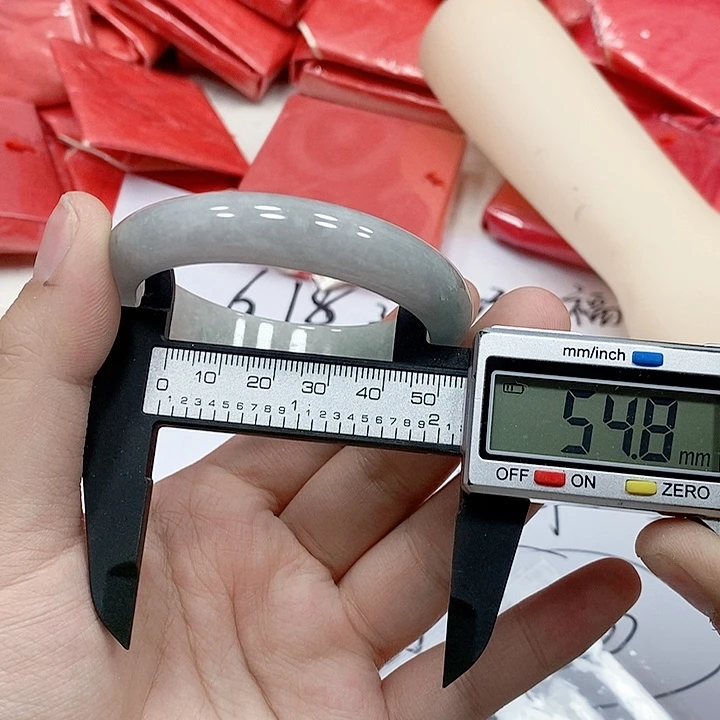 翡翠手镯未镶嵌93。