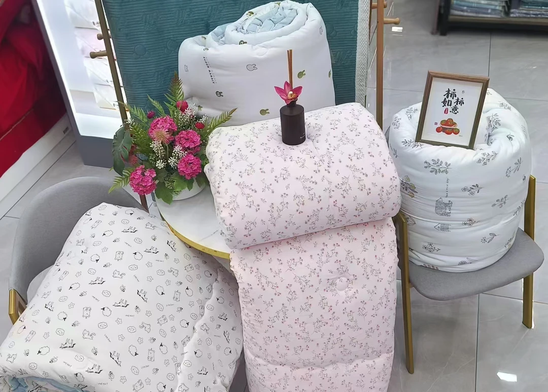 捡漏款，颜色随机发货6成7加厚冬被7斤左右