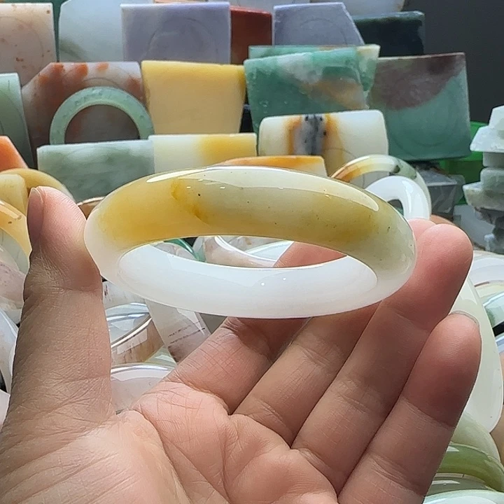 石英岩玉未镶嵌手镯