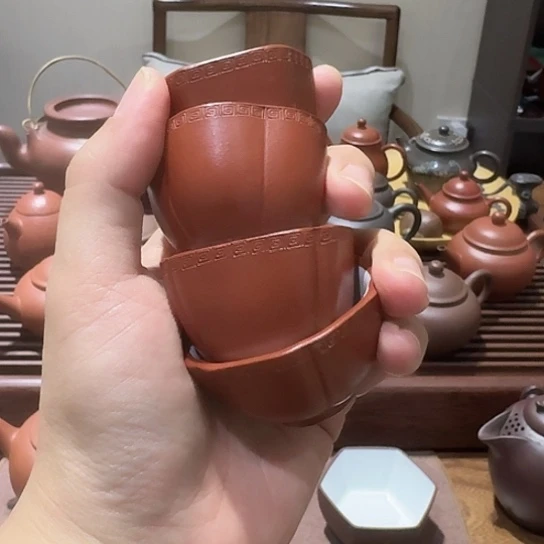 王*得什锦徊纹红泥小口杯