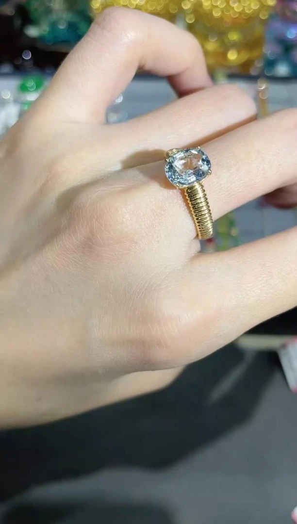 18K金镶嵌海蓝宝石戒指